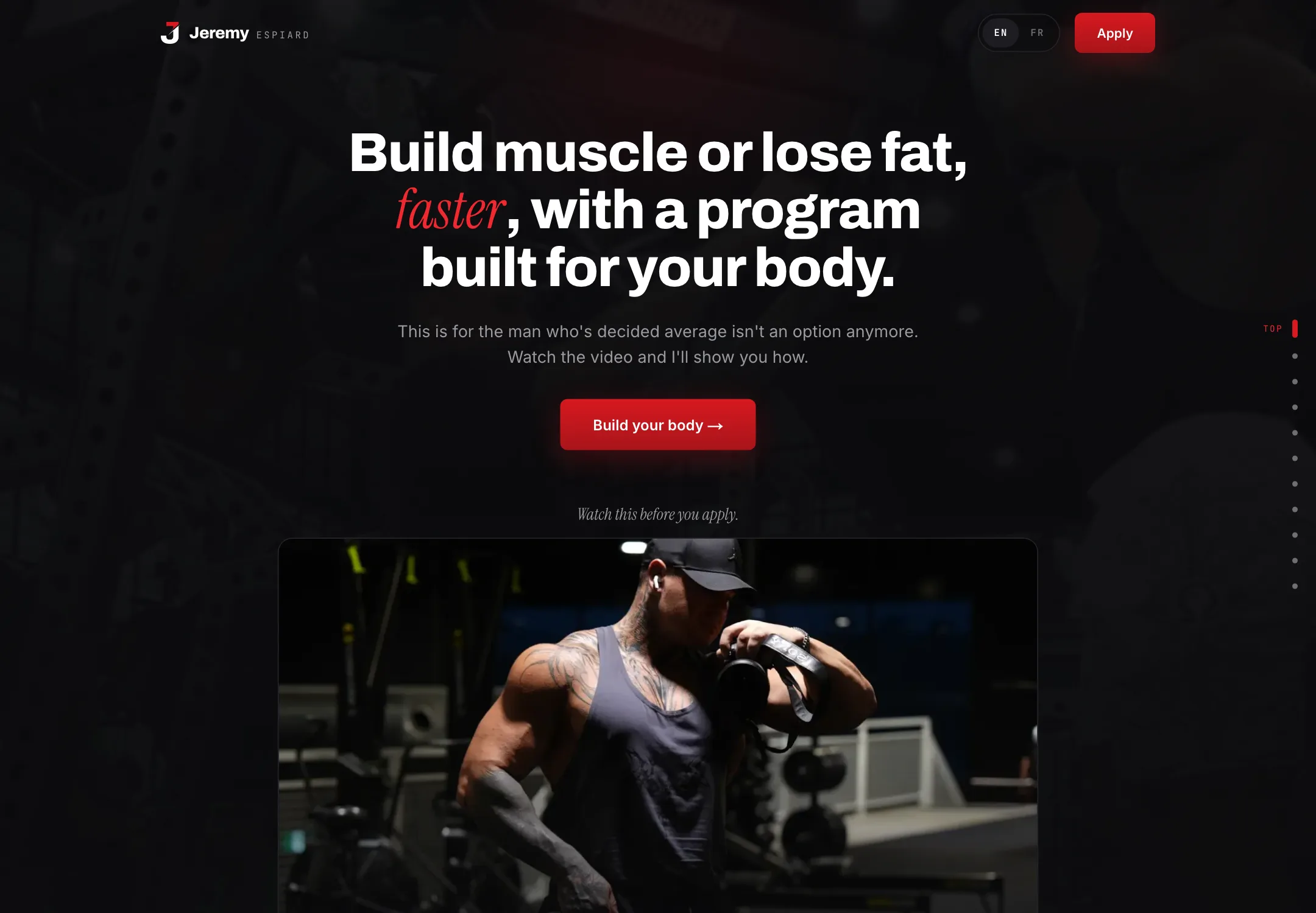 Strona główna jeremyespiard.com: ciemna strona coachingu fitness z hasłem Build muscle or lose fat, faster, przyciskiem aplikacji i wideo trenera na siłowni